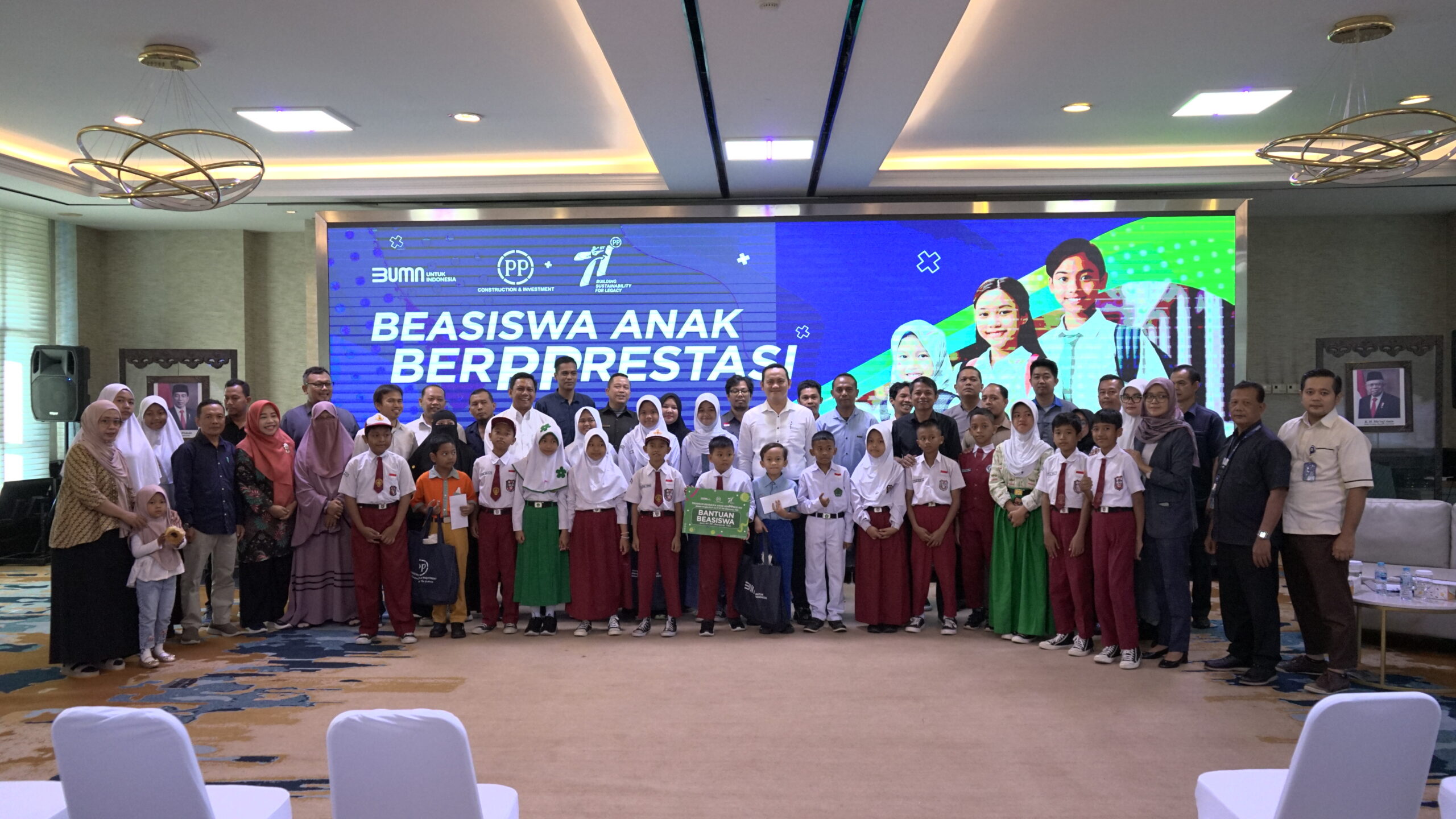 Pemberian Beasiswa Anak Berprestasi dan Santunan Bahan Pokok PT PP (Persero) Tbk Rayakan HUT ke-71 dengan Kegiatan CSR